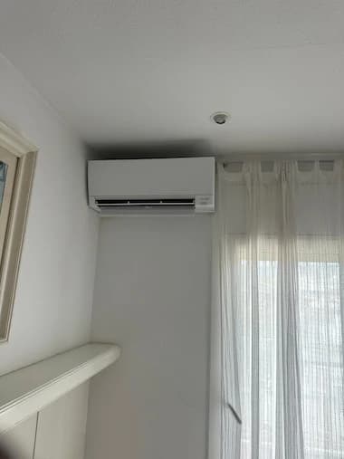 Hálószobába szerelt split klíma beltéri egysége